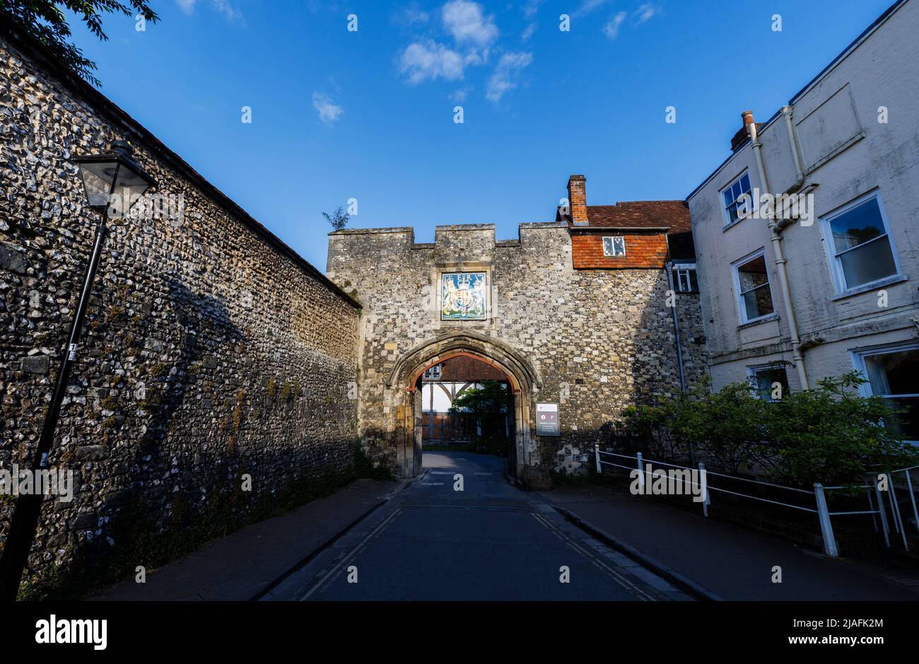 L'entrée de la porte du Prieuré et les armoiries du Dome Alley dans la fermeture intérieure de la cathédrale, à proximité des remparts de la ville antique de Winchester, Hampshire Banque D'Images