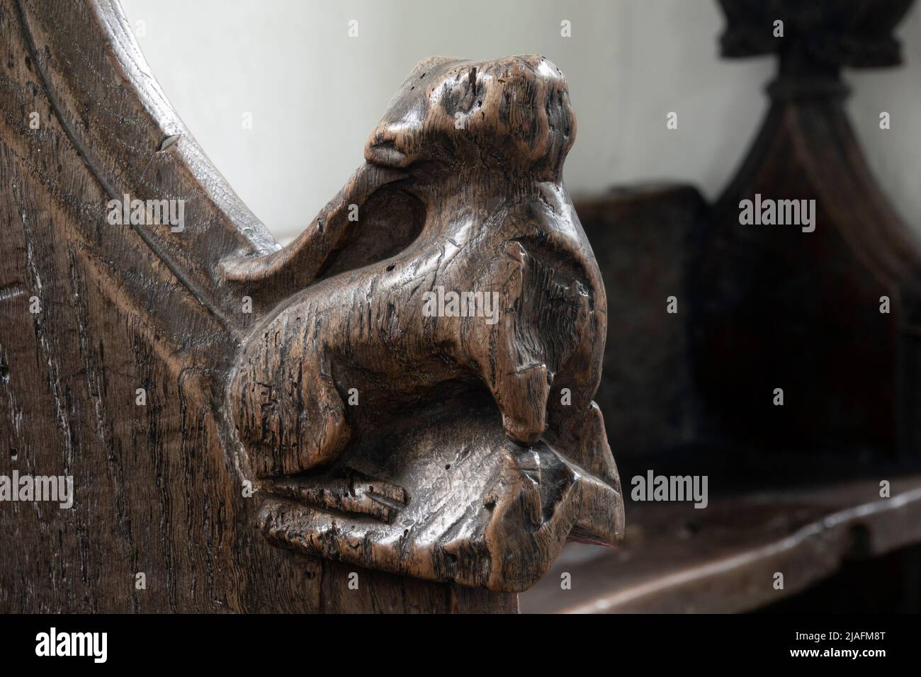 Banc en bois sculpté datant de 15th ans à l'église de la Toussaint, Brandeston, Suffolk Banque D'Images