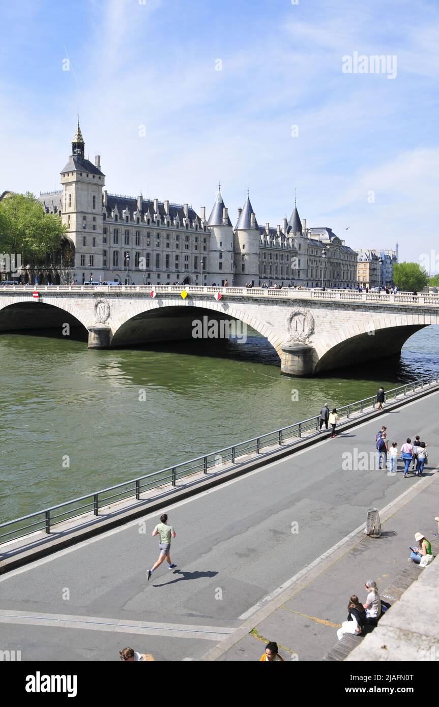 Vue sur la Seine et le pont de Paris, France. Banque D'Images