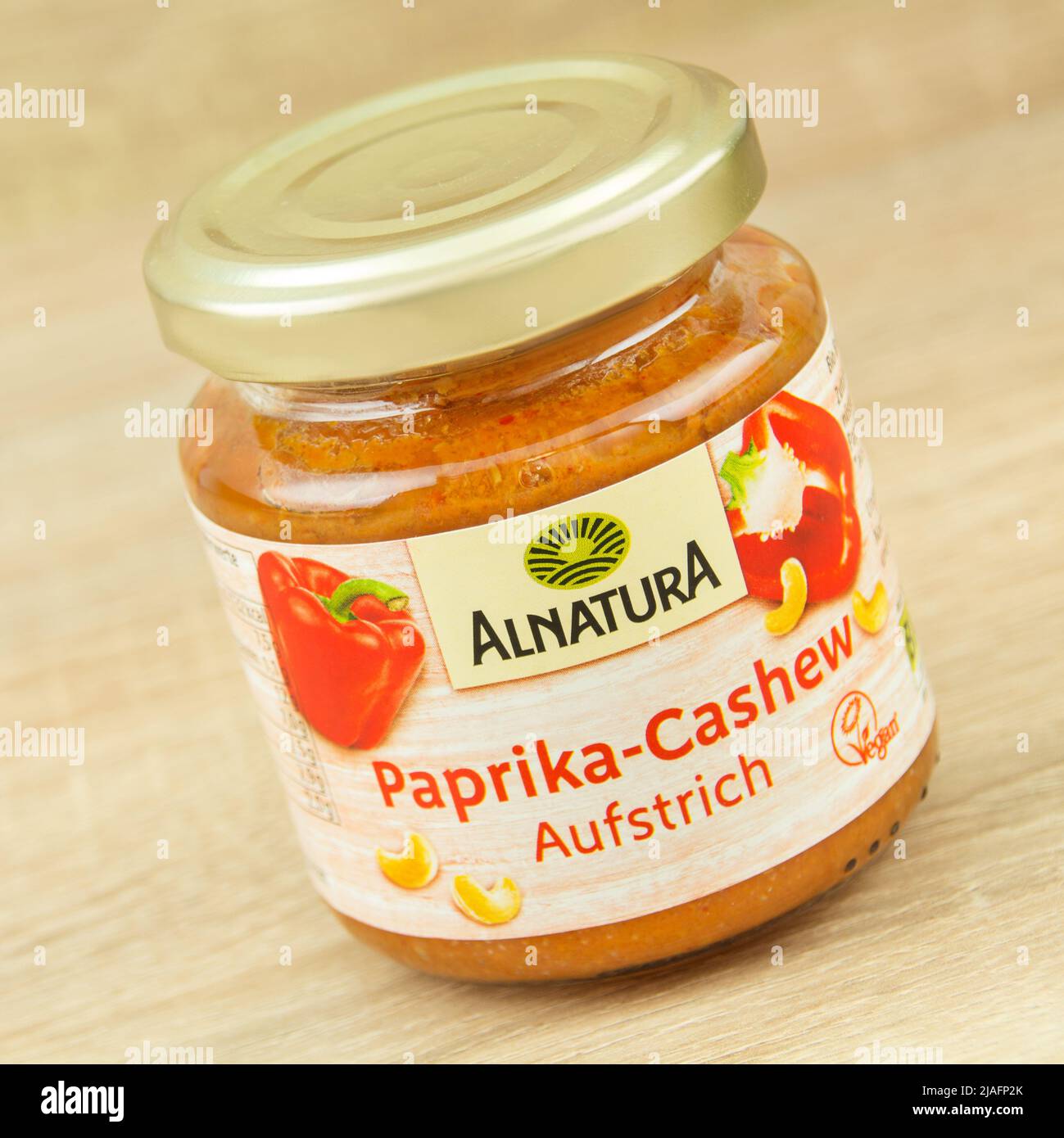 Hambourg, Allemagne - mai 31 2022 : légumes à tartiner à l'alnatura vegan Paprika Cashew Banque D'Images