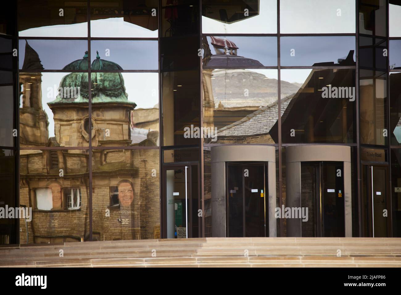 Halifax West Yorkshire, centre-ville Lloyds Banking Group - Halifax Head Office Reflection Banque D'Images
