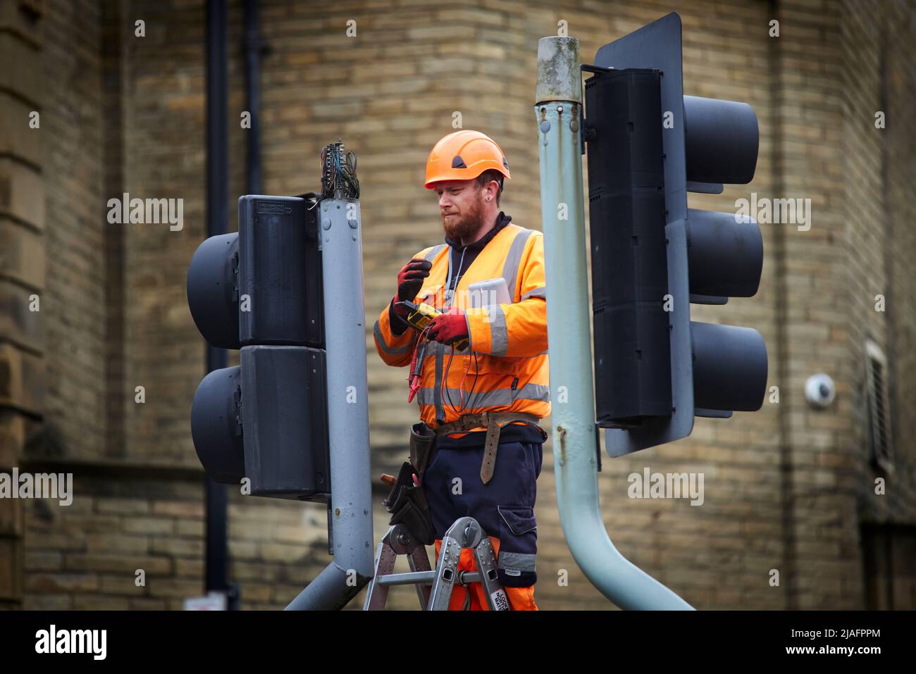 Halifax West Yorkshire, ingénieur réparant les feux de signalisation Banque D'Images