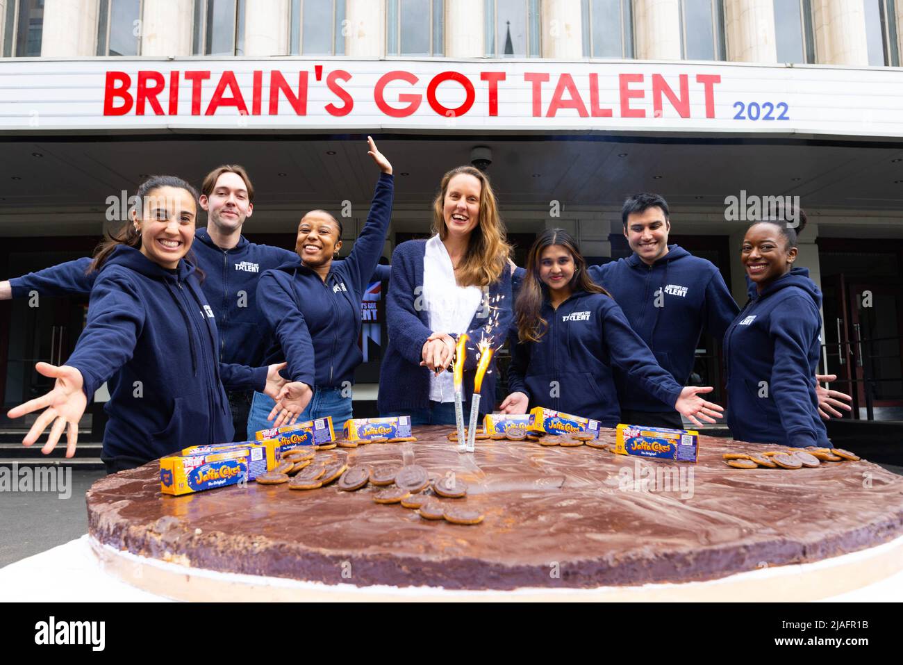 USAGE ÉDITORIAL SEULS Baker, Frances Quinn (au centre) et les membres de l'équipe Britain's Got Talent distribuent des tranches du « plus grand gâteau Jaffa » du Guinness World Record à l'extérieur de l'Eventim Apollo à Londres pour célébrer le parrainage de McVitie à titre de sponsor du 15th anniversaire du Got Talent de Britain, Londres. Date de la photo: Lundi 30 mai 2022. Banque D'Images