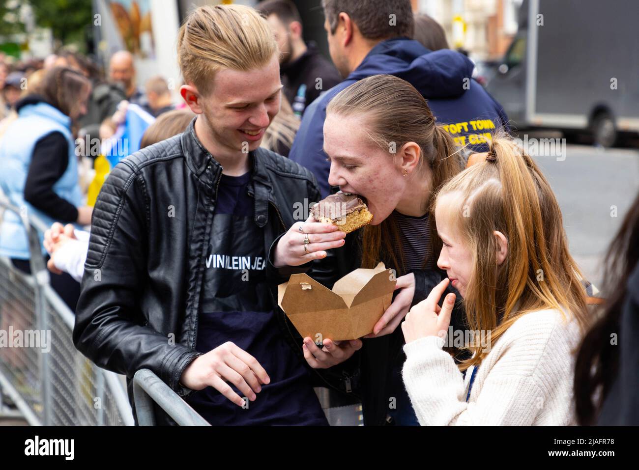 USAGE ÉDITORIAL UNIQUEMENT (de gauche à droite) Scott Sulivan, Jade Rawlins et Pippa Sullivan, âgés de 11 à 19 ans, avec une tranche du « plus grand gâteau de Jaffa » du Guinness World Record en dehors de l'Apollo Eventim de Londres pour célébrer le parrainage principal de McVitie à l'occasion de l'anniversaire 15th du Got Talent de Londres. Date de la photo: Lundi 30 mai 2022. Banque D'Images