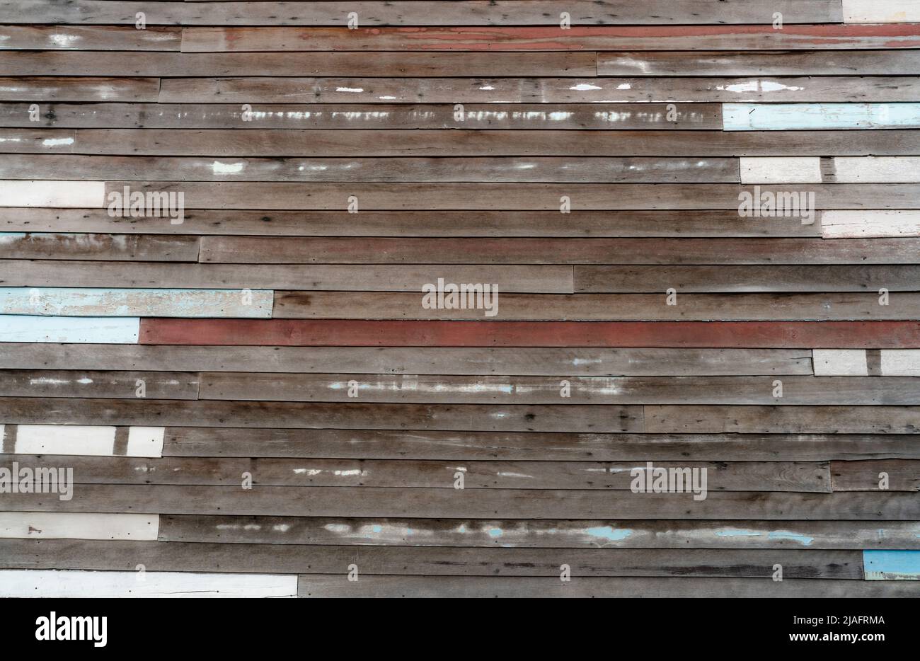 Fond de texture de mur en bois brun. Vider l'arrière-plan de la texture de la surface de la planche de bois ancienne. Murs en bois de couleur marron, bleue et blanche. Extérieur Banque D'Images
