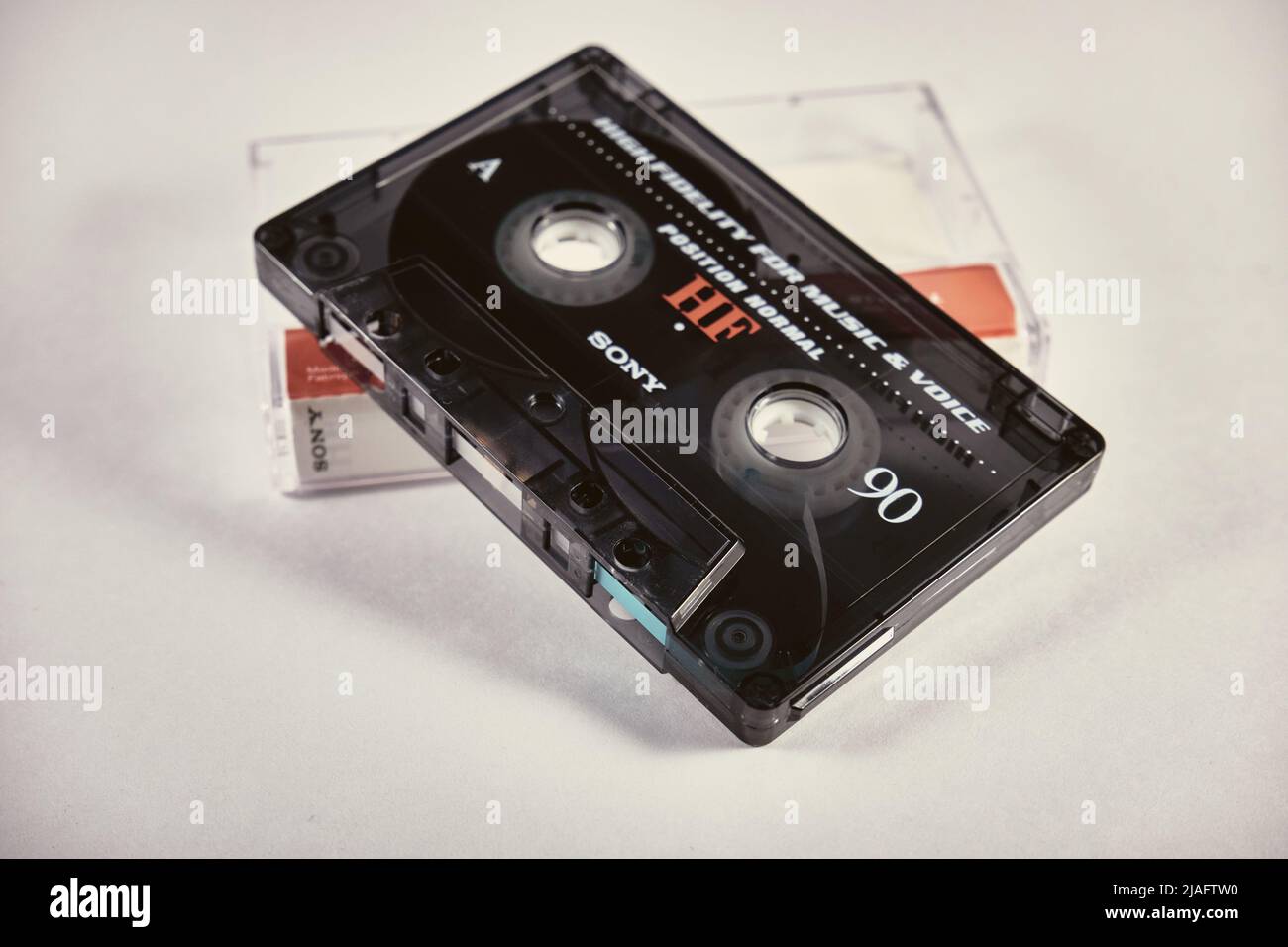 Cassette audio transparente sur fond blanc. Enregistrement audio analogique Banque D'Images