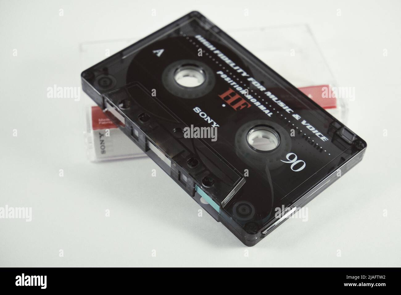 Cassette audio transparente sur fond blanc. Enregistrement audio analogique Banque D'Images