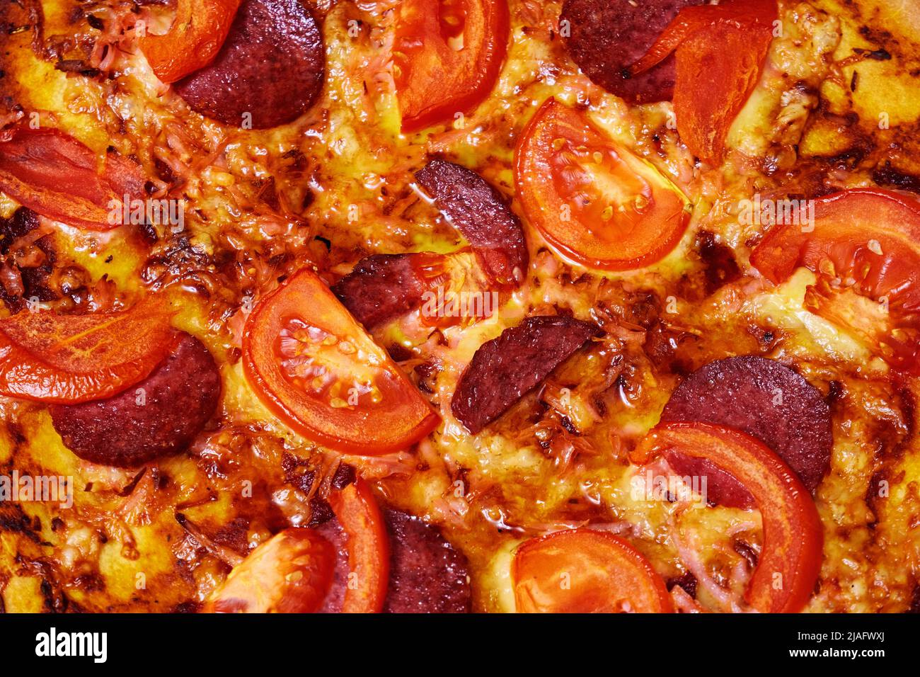 Pizza vue rapprochée du dessus. Fond de pizza, macro-shot de pizza pepperoni Banque D'Images