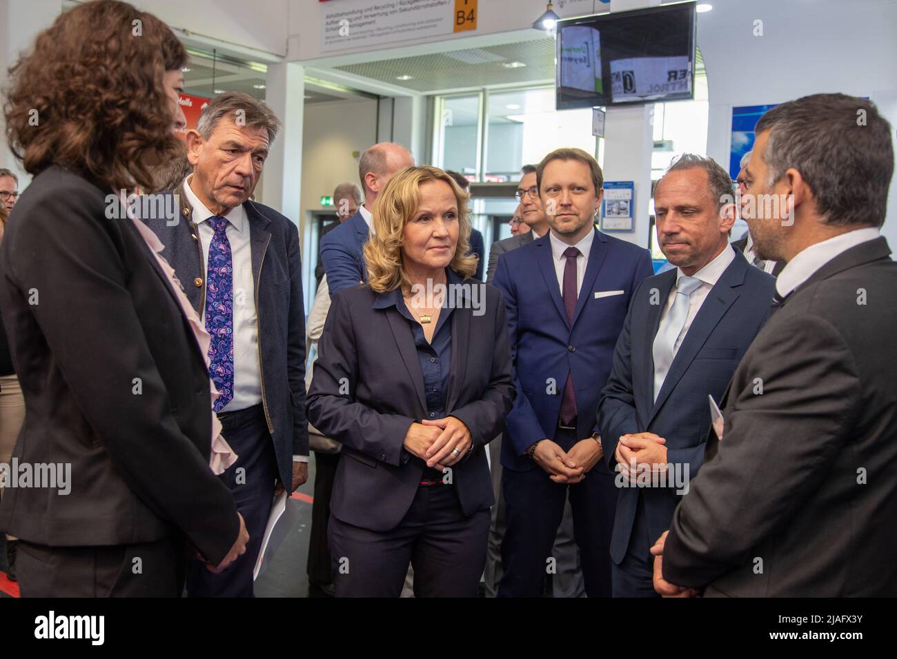 Munich, Allemagne. 30th mai 2022. Johannes J. Kirchhoff, ministre allemand de l'environnement Steffi Lemke (Parti Vert), le directeur général de Messe Munich Stefan Rummel, Thorsten Glauber lors de la tournée du salon IFAT Munich le 30 mai 2022 à Munich, Allemagne. L'IFAT est le premier salon commercial mondial de la gestion de l'eau, des eaux usées, des déchets et des matières premières et se tient du 30 mai au 3 juin 2022. (Photo par Alexander Pohl/Sipa USA) crédit: SIPA USA/Alay Live News Banque D'Images