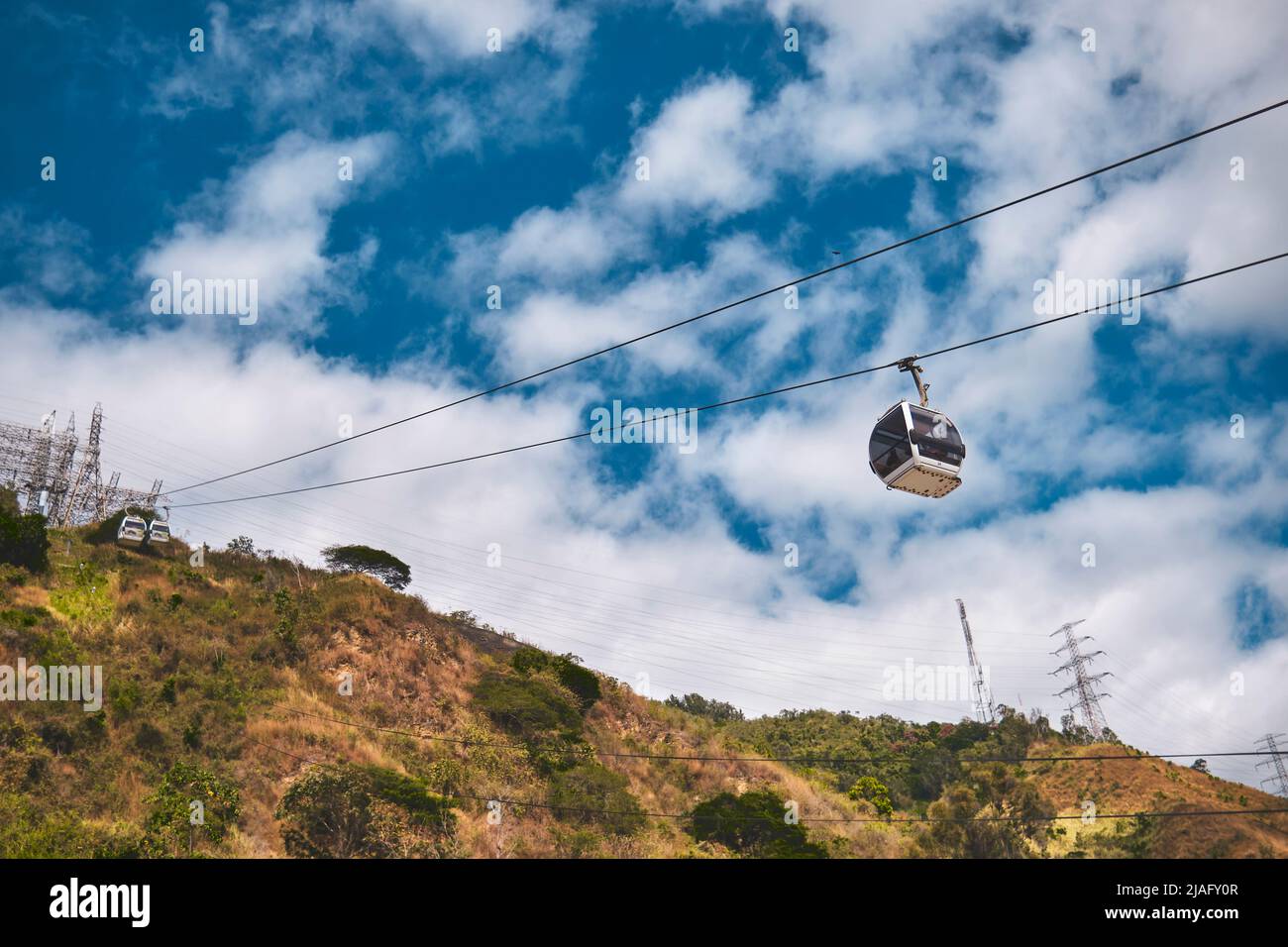 CARACAS, VENEZUELA - Mai 2022: Cabines de téléphérique pour aller jusqu'à l'Hôtel Humboldt, Parc national de Waraira Repano à Caracas, Venezuela Banque D'Images