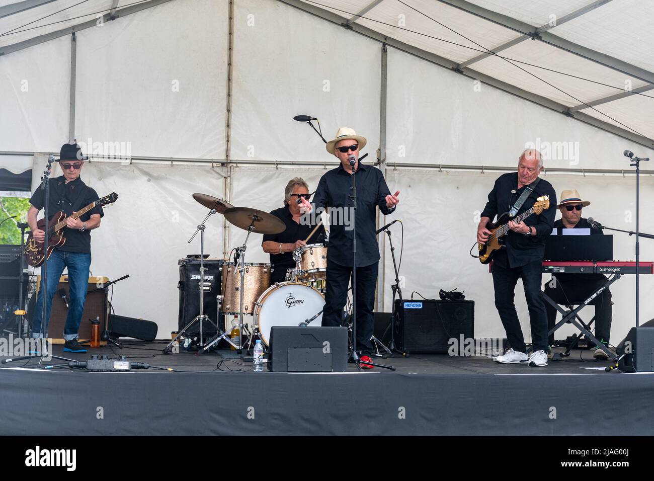 The Rockin Rogers, un groupe de rock classique, se présentant sur la scène lors d'un événement à Farnborough, Hampshire, Angleterre, Royaume-Uni Banque D'Images