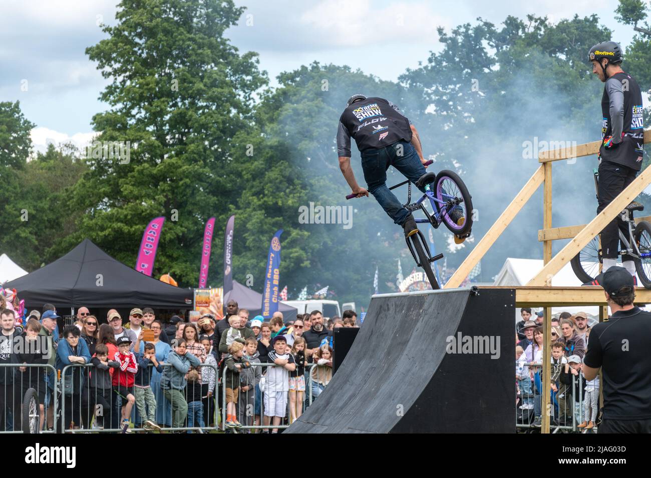 L'Extreme Mountain Bike Show, qui effectue des tours de vélo lors d'un événement à Farnborough, en Angleterre, au Royaume-Uni. Banque D'Images