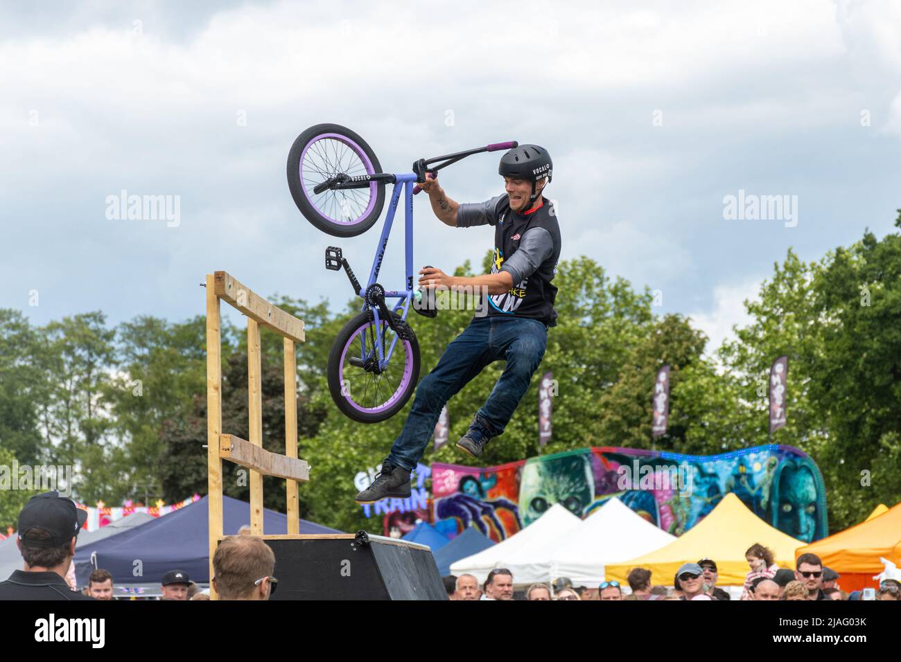 L'Extreme Mountain Bike Show, qui effectue des tours de vélo lors d'un événement à Farnborough, en Angleterre, au Royaume-Uni. Banque D'Images