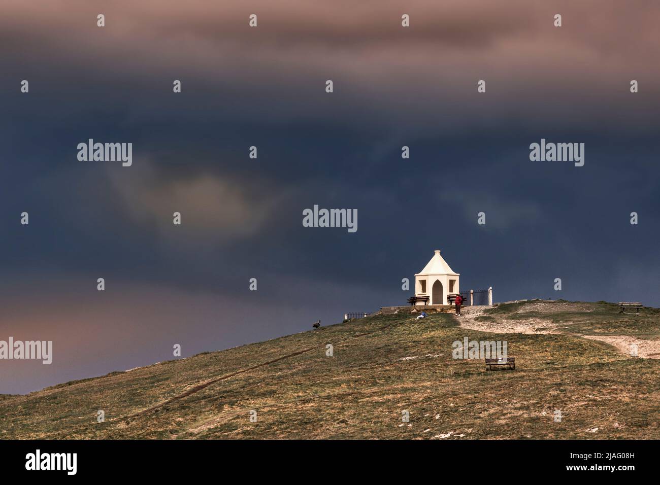 De sombres nuages de pluie s'approchant au-dessus du petit bâtiment blanc d'observation sur le sommet de Towan Head à Newquay, en Cornouailles, au Royaume-Uni. Banque D'Images