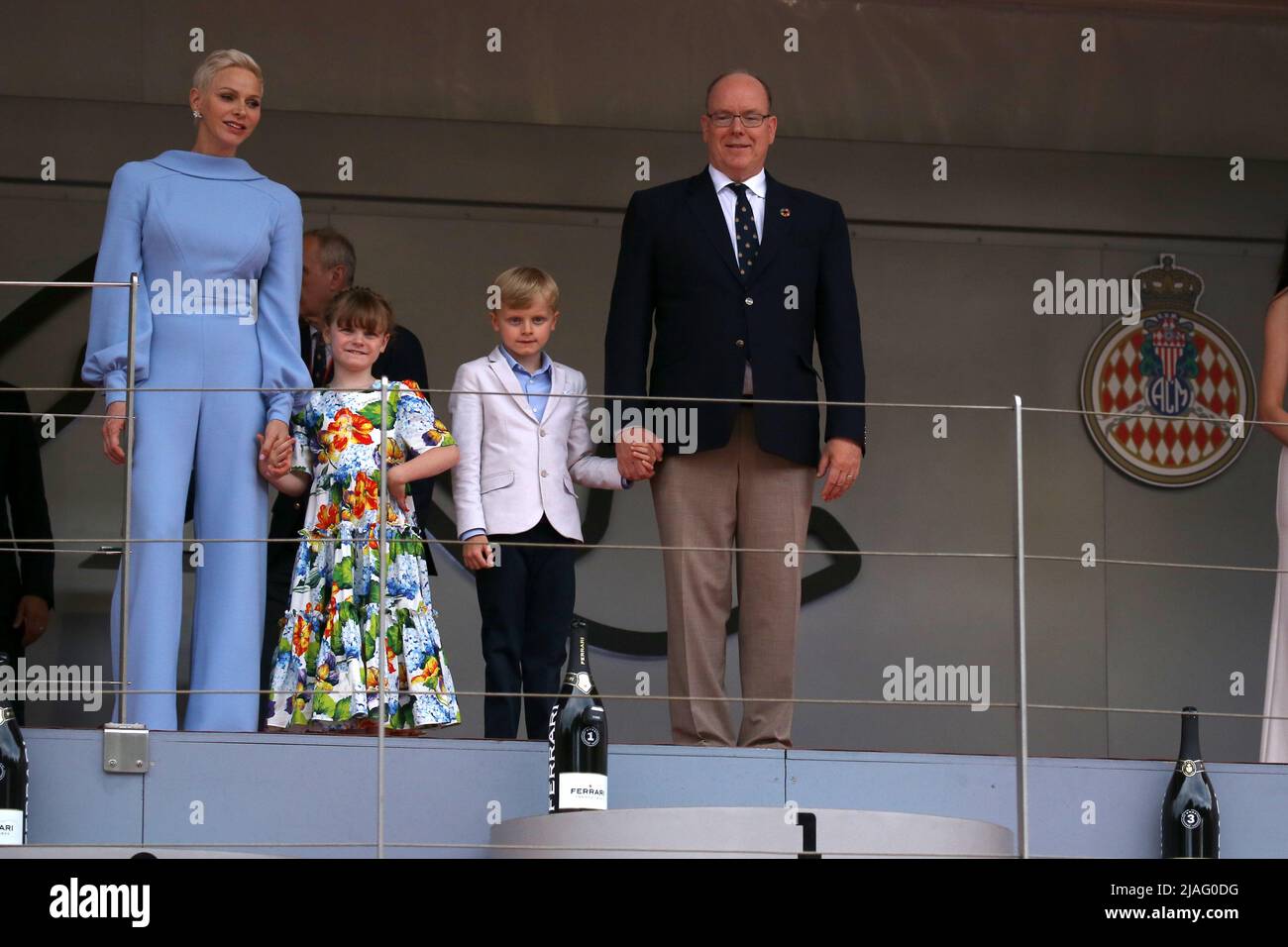 Charlene Lynette Grimaldi (L), la princesse Gabriella Grimaldi (CL), le prince Jacques Grimaldi (CR) et le prince Albert II de Monaco (R) assistent au Grand Prix de Monaco F1 au circuit de Monaco le 29 mai 2022 à Monte-Carlo, Monaco. Banque D'Images