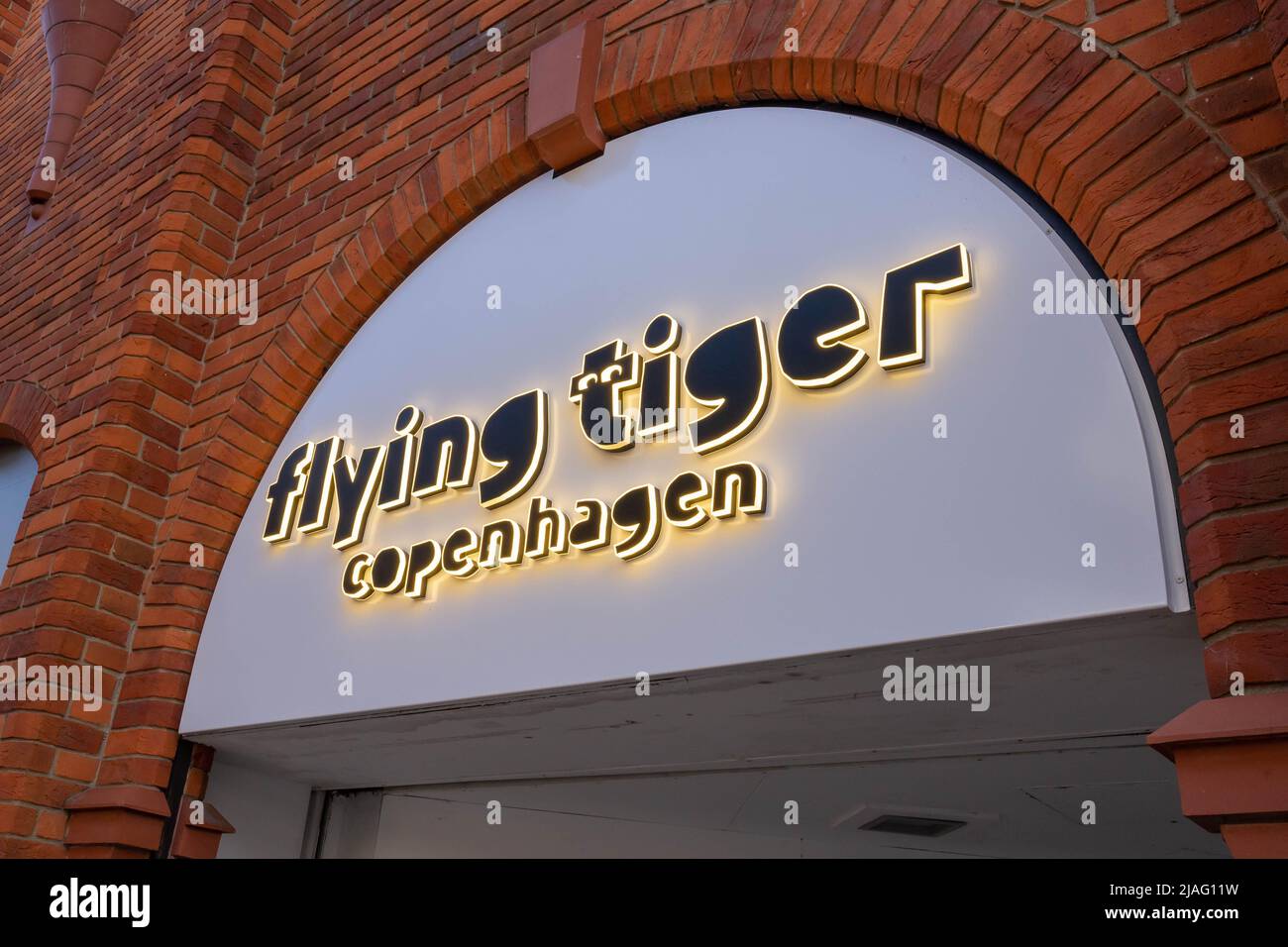 Publicité Tigre volant signe dans des lumières sur un mur au quartier du château à Norwich Banque D'Images