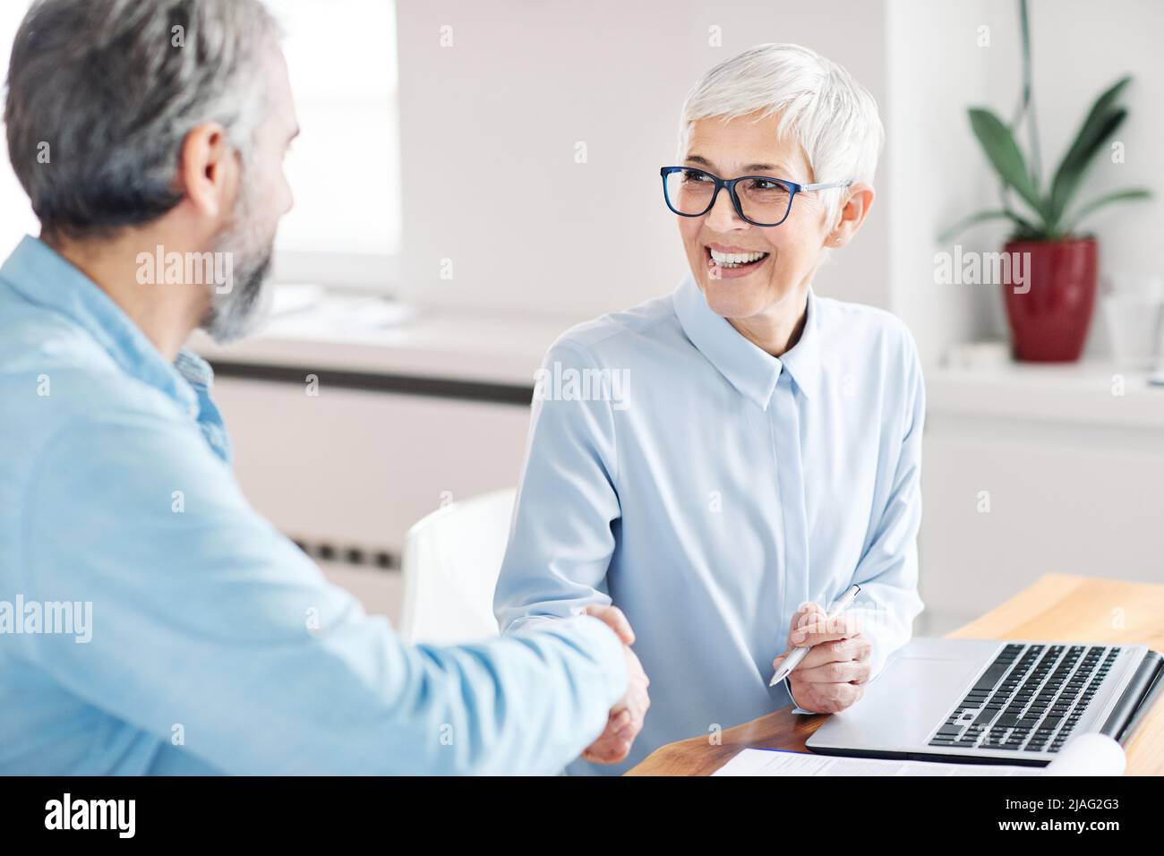 business femme bureau poignée de main réunion accord poignée de main senior succès contrat Banque D'Images