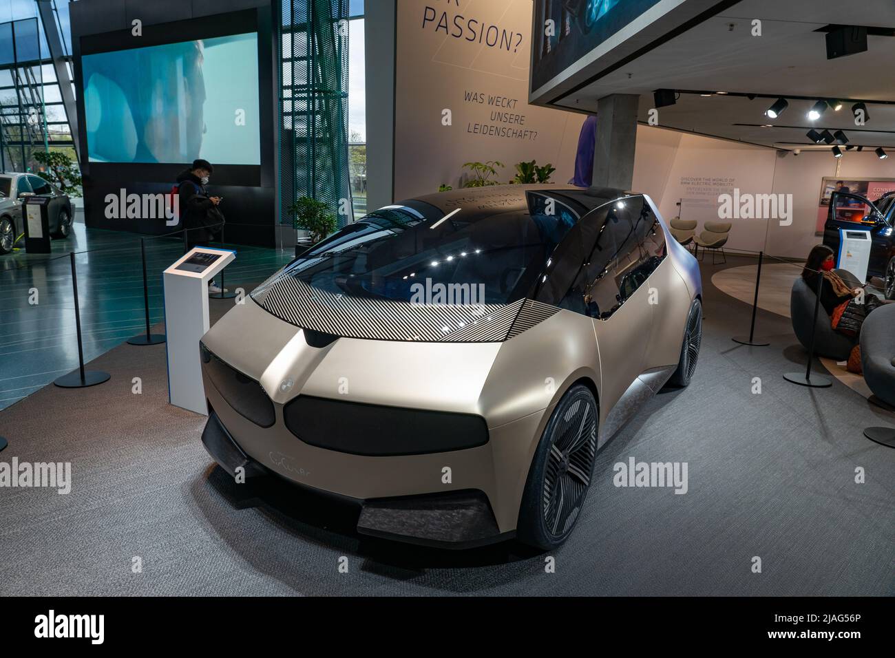 Munich, Allemagne - 04.08.2022: BMW i vision voiture circulaire dans BMW World Munich Banque D'Images