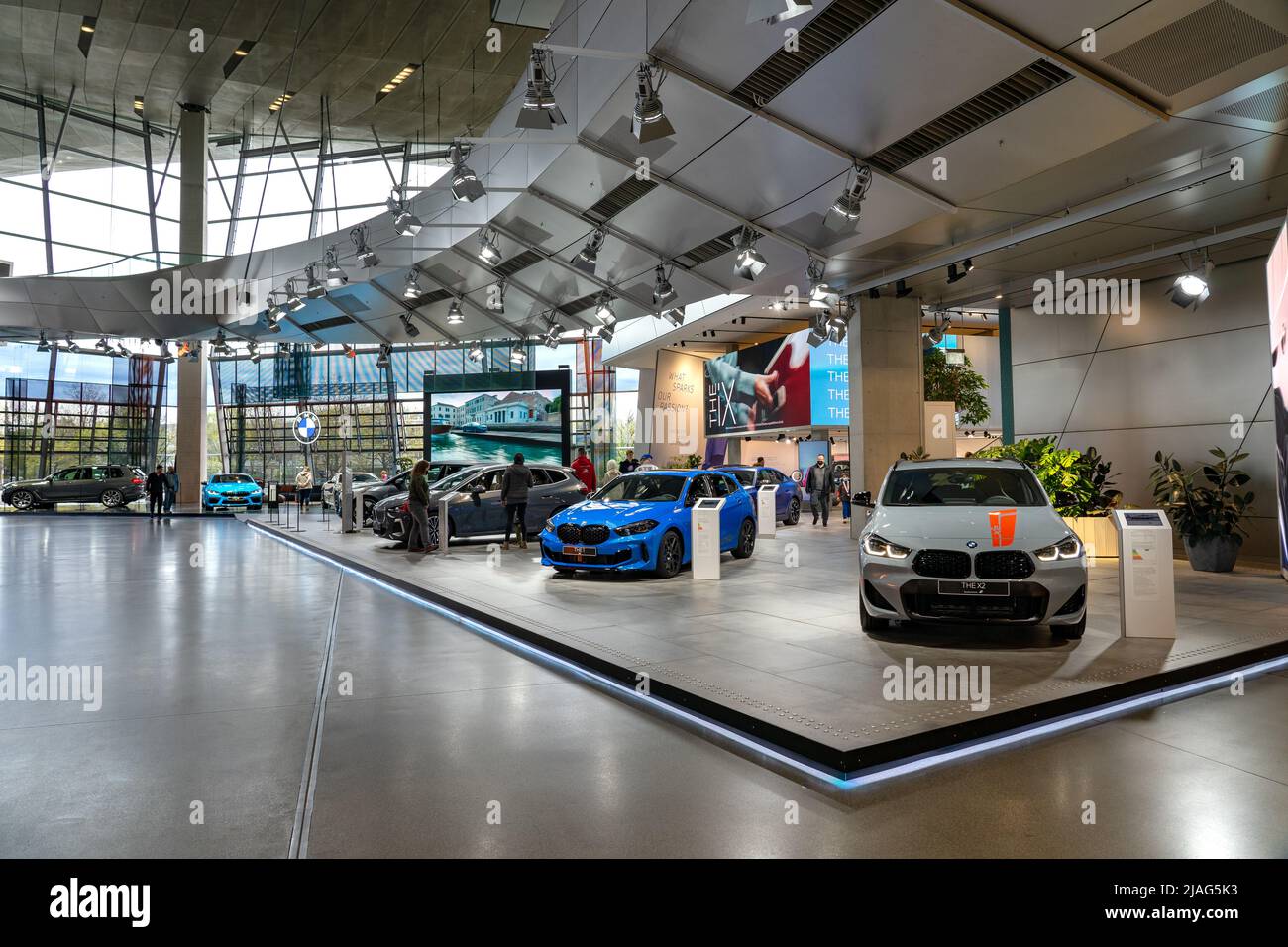 Munich, Allemagne - 04.08.2022: BMW World salle d'exposition de Munich avec voitures et architecture moderne Banque D'Images