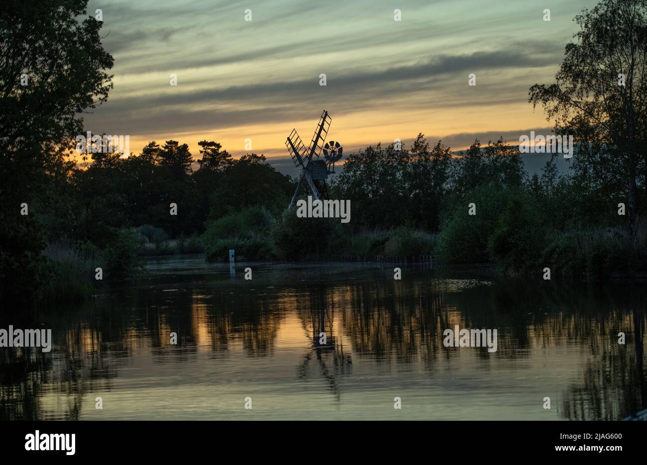 Norfolk Broads Norfolk England May 2022 The River Ant at How Hill on the Norfolk Broards. Boardmans, moulin de drainage à Dawn. Les Broads (connus pour la marke Banque D'Images