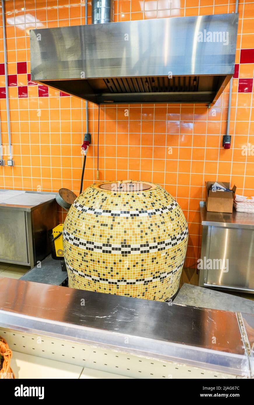 Grand four tandoor pour faire du pain blanc sans levain plat sous forme de pain plat fin fait de farine de blé. Le four est dans le magasin Banque D'Images