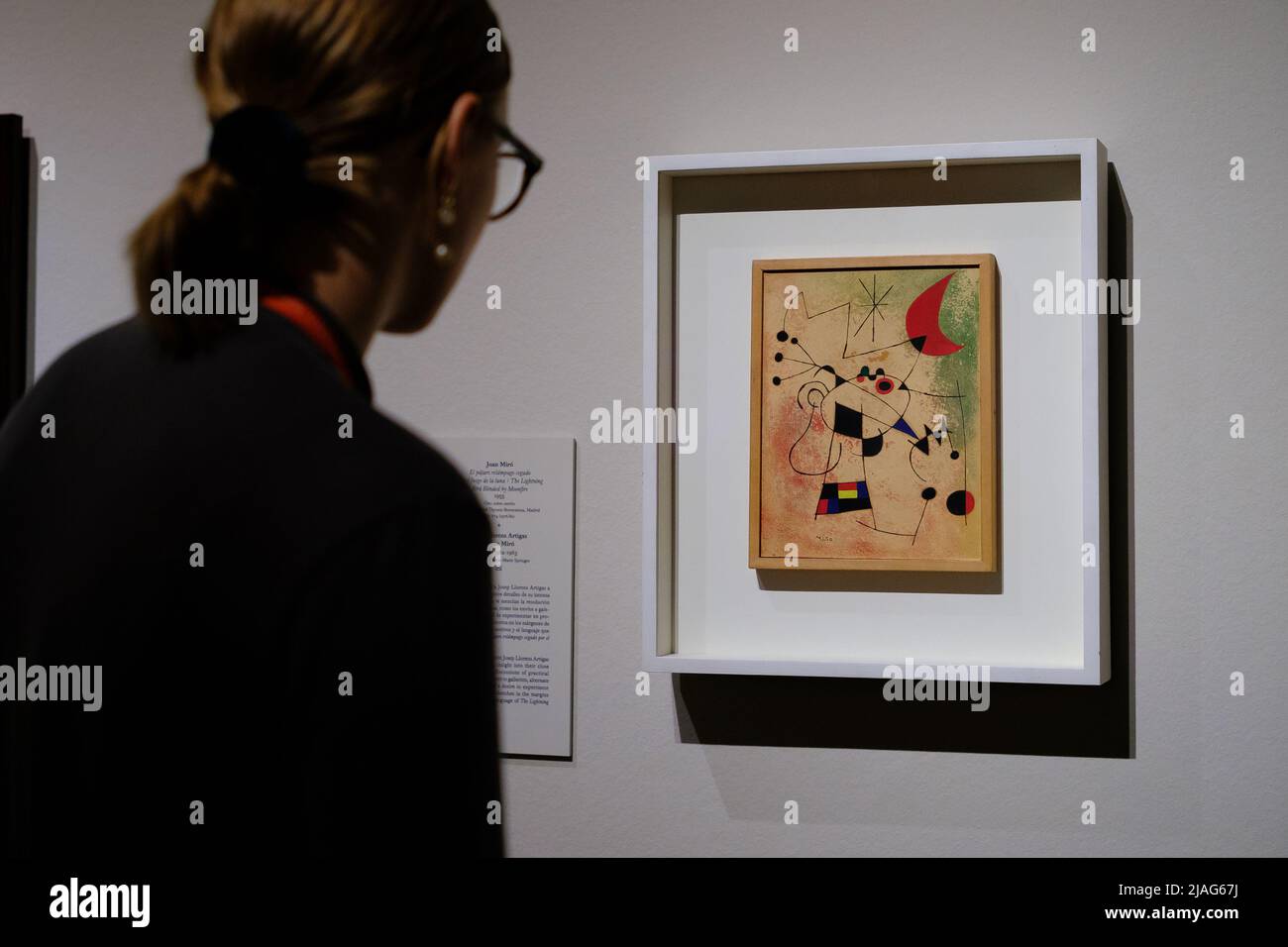 Une femme regarde la peinture Joan Miro lors de l'exposition "lettres d'artistes dans la Collection Anne-Marie Springer" au Museo Nacional Thyssen-Bornemisza à Madrid. Le Musée national Thyssen-Bornemisza présente, pour la première fois en Espagne, une sélection de lettres et de cartes postales écrites par des peintres tels que Delacroix, Manet, Degas, Monet, Cézanne, Van Gogh, Gauguin, Matisse, Juan gris, Frida Kahlo ou Lucien Freud, appartenant à la collection Anne-Marie Springer, en dialogue avec les œuvres de ces artistes et d'autres artistes de la collection permanente. (Photo par Atilano Garcia/SOPA Images/Sipa USA) Banque D'Images