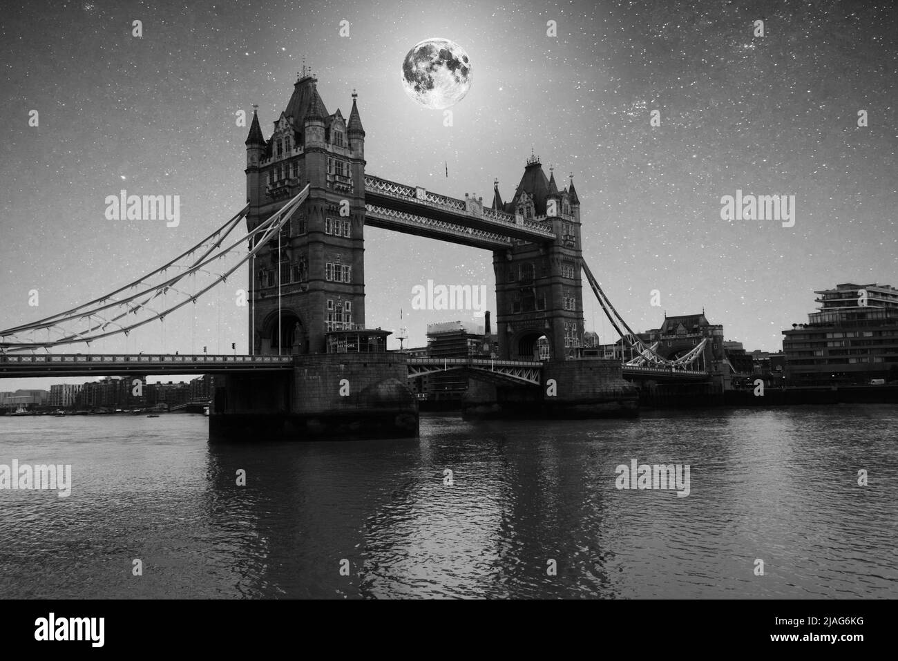 Nuit de lune au-dessus du pont de la tour Banque D'Images