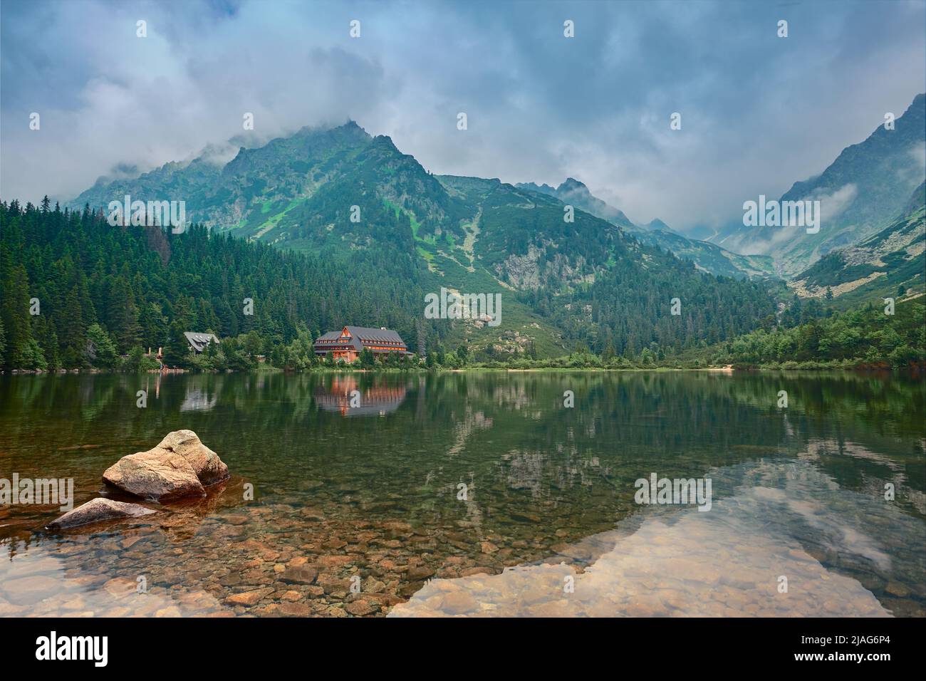 Lac de montagne dans le parc national de High Tatra. Popradske pleso, Slovaquie, Europe. Le monde de la beauté. Banque D'Images