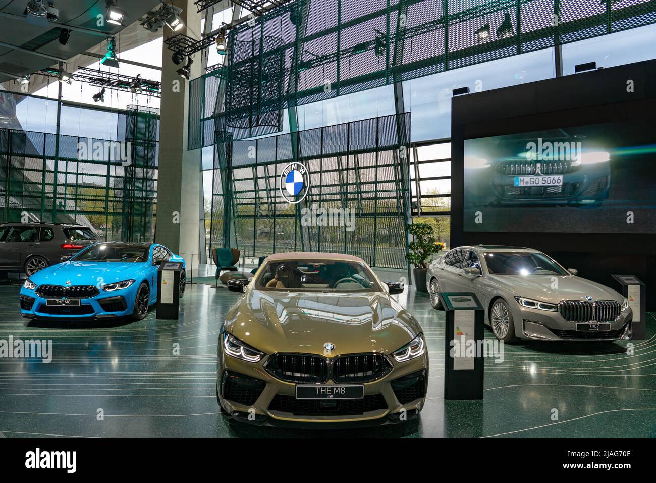 Munich, Allemagne - 04.08.2022: BMW World salle d'exposition de Munich avec voitures et architecture moderne Banque D'Images