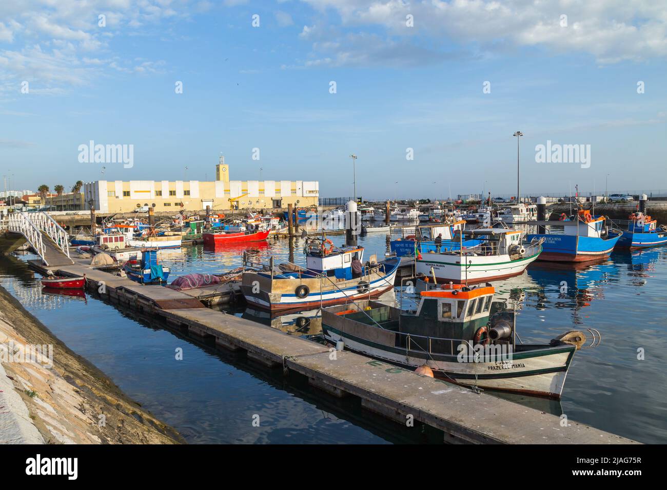 Sesimbra, Portugal - 13 mars 2022 : vue sur le port et le village de Sesimbra au Portugal avec des bateaux de pêche colorés Banque D'Images