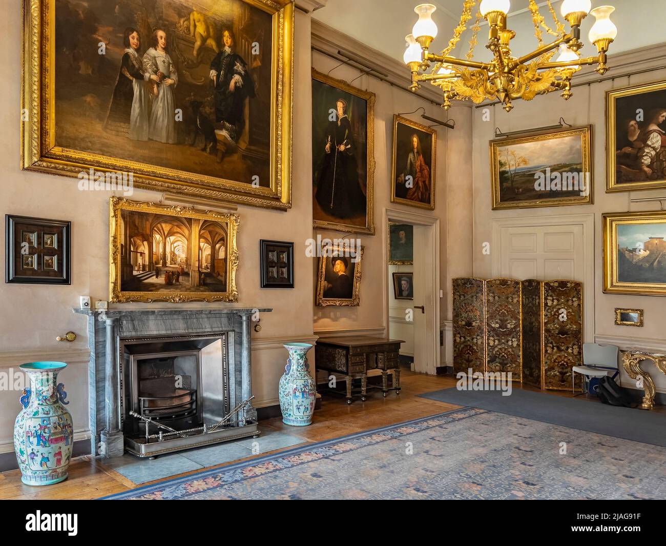 La salle Somerset à la maison Petworth, dans l'ouest du Sussex, au Royaume-Uni. Petworth est une maison de campagne classée de classe I de la fin du 17th siècle, reconstruite en 1688 par Banque D'Images