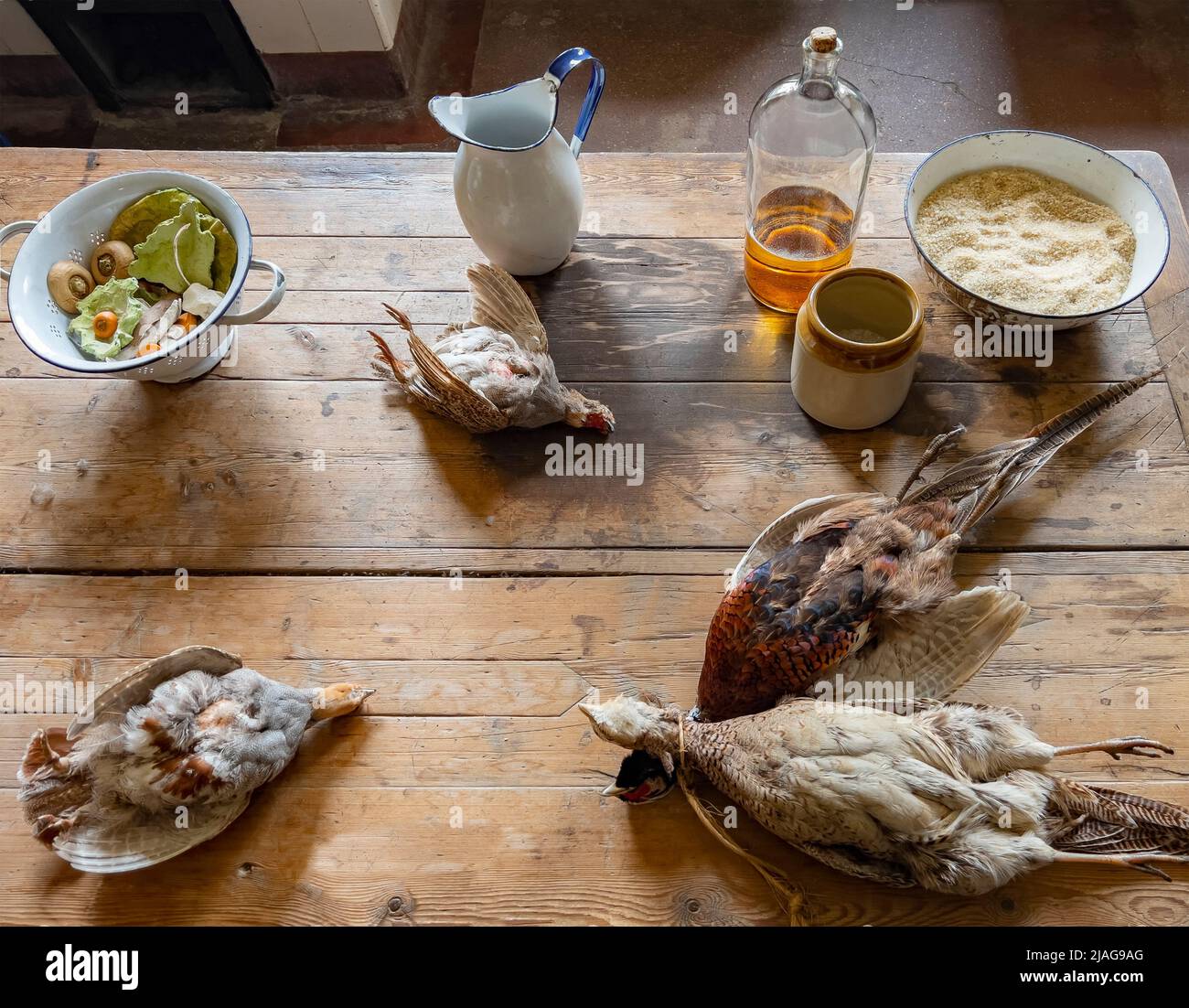 Jeux d'oiseaux sur une table de cuisine rustique de ferme. Banque D'Images