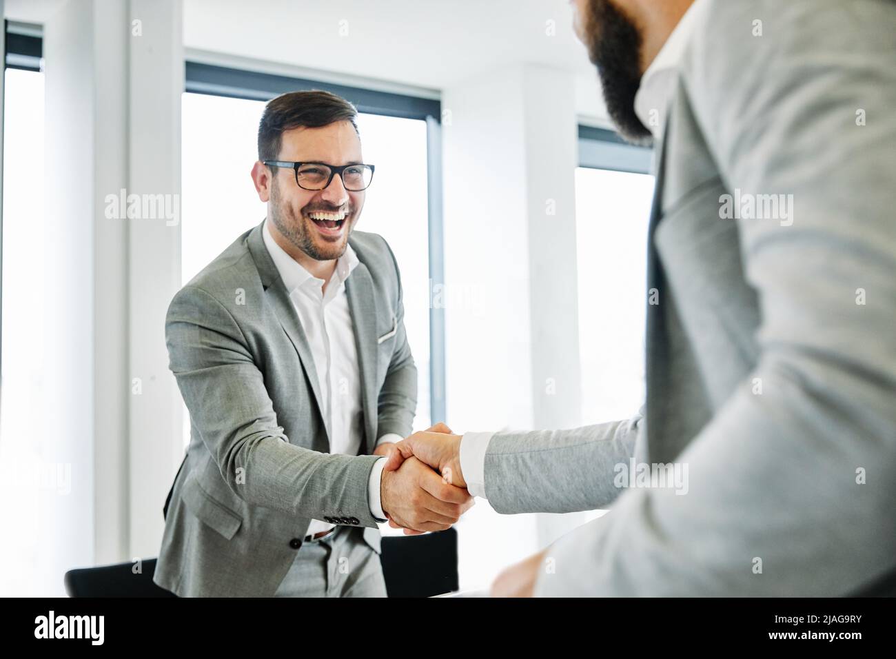 homme d'affaires bureau travail poignée de main accord de réunion offre poignée de main salutation introduction bureau Banque D'Images