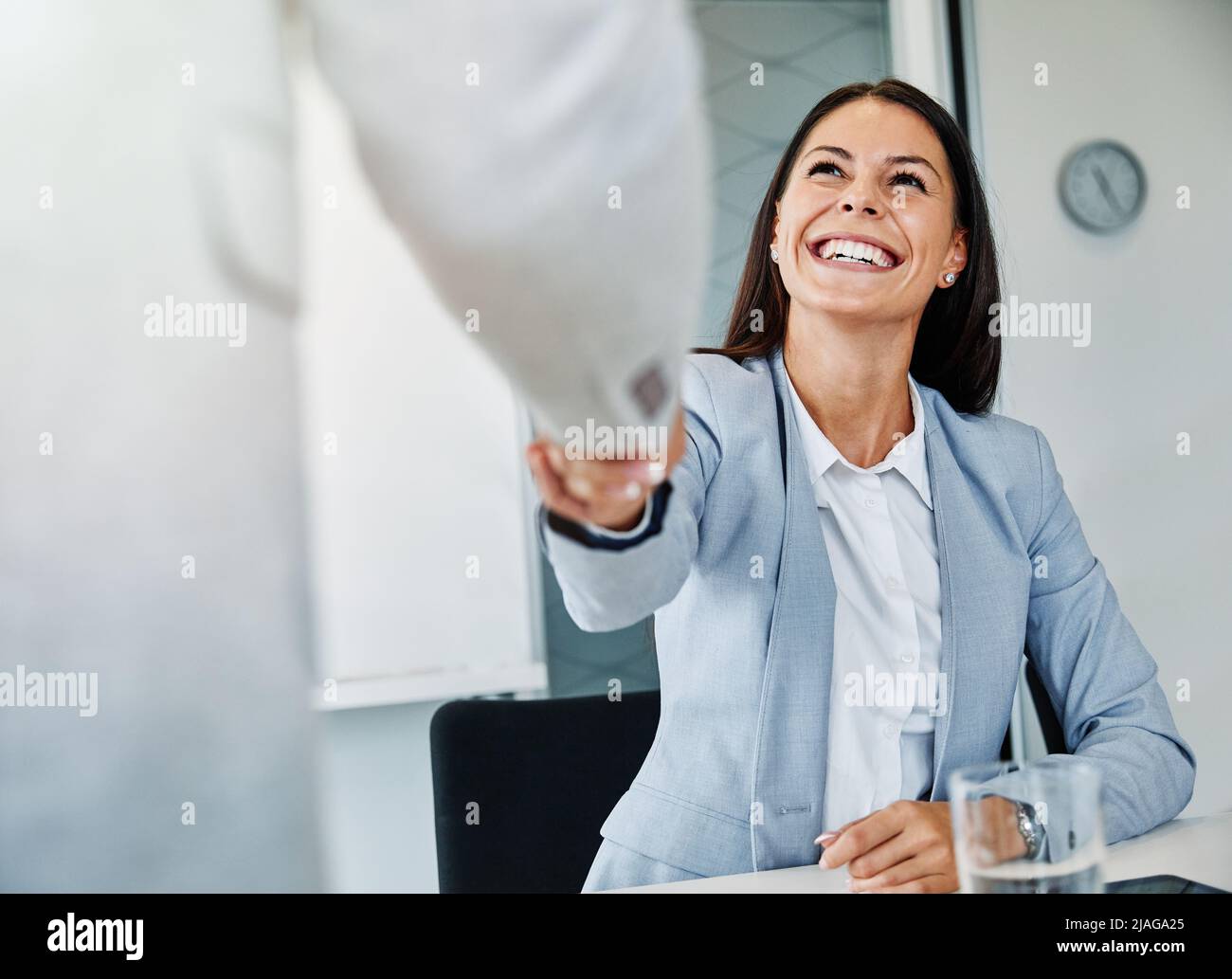 business femme bureau poignée de main réunion accord poignée de main jeune beau succès contrat Banque D'Images