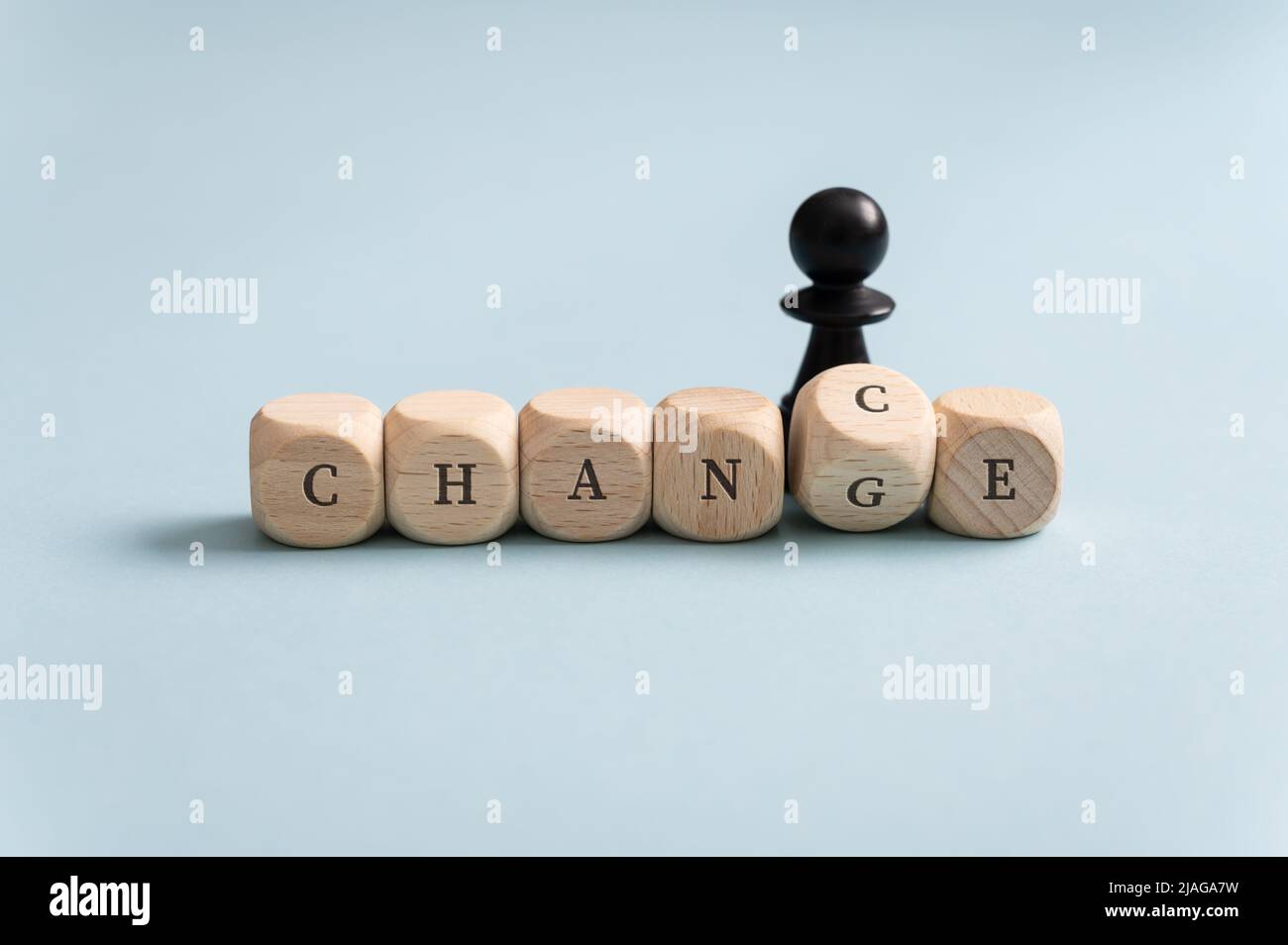 Les Échecs se tiennent debout par un signe changeant de chance à changement dans une image conceptuelle de la croissance et du développement. Banque D'Images