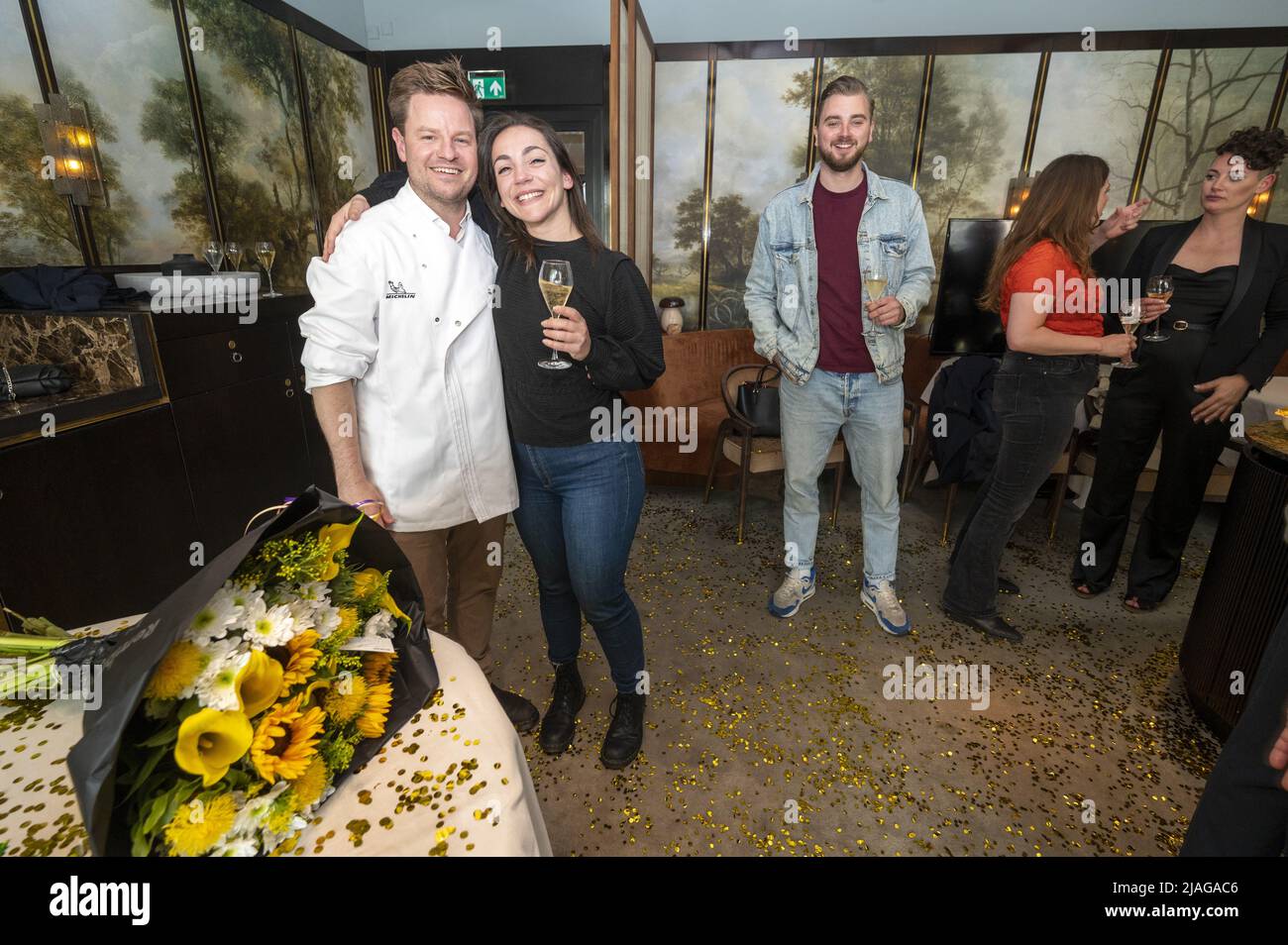 2022-05-30 14:37:17 AMSTERDAM - le chef Bas van Kranen du restaurant flore (anciennement bord'eau) est félicité. Le restaurant de l'Hôtel de l'Europe a reçu deux étoiles Michelin de zéro. ANP EVERT ELZINGA pays-bas sortie - belgique sortie Banque D'Images