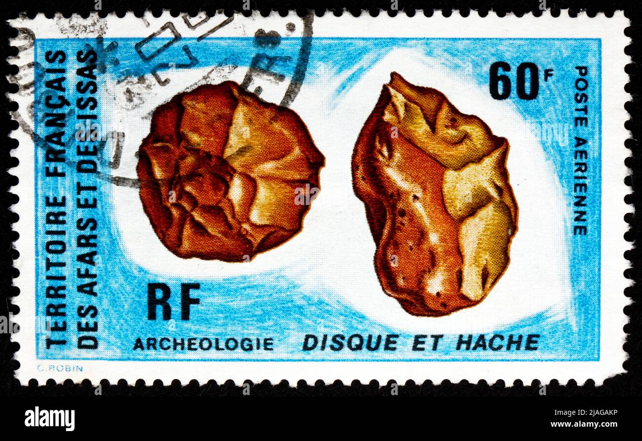 AFARS ET ISSAS - VERS 1973: Un timbre imprimé dans Afars et Issas montre l'outil préhistorique de Flint, Archéologie, vers 1973 Banque D'Images
