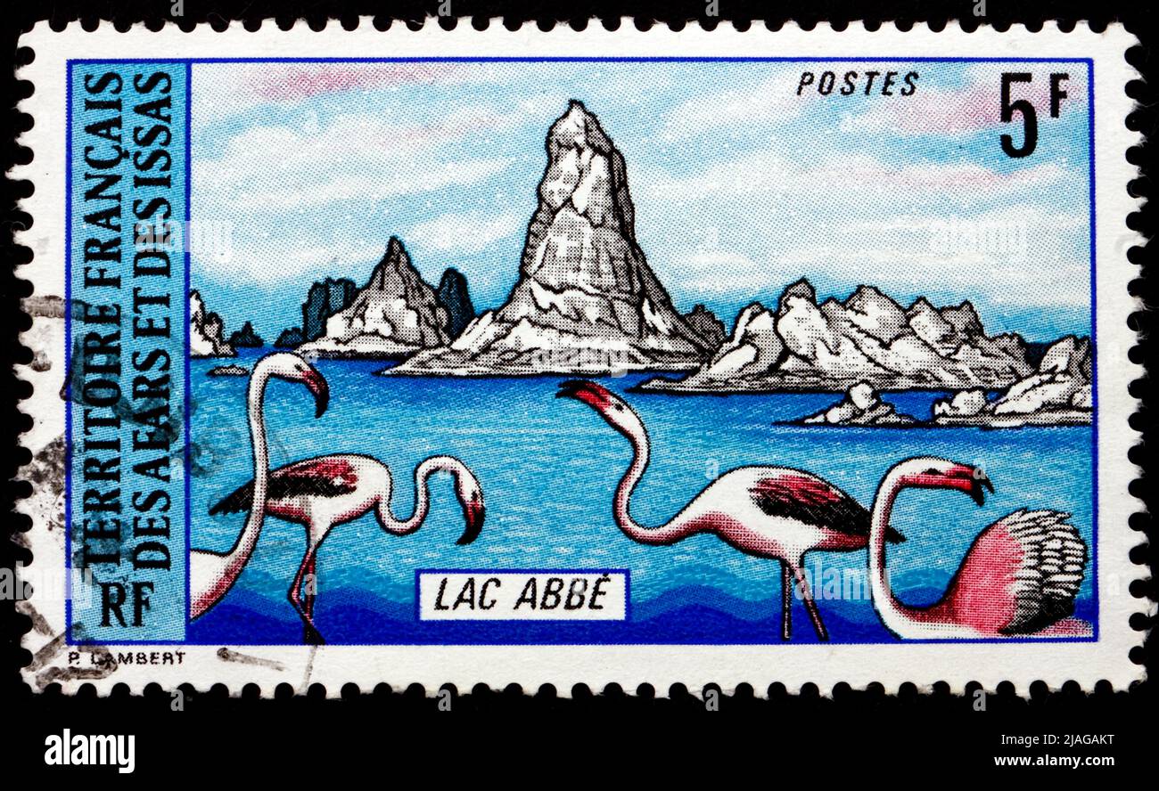 AFARS ET ISSAS - VERS 1974: Un timbre imprimé dans Afars et Issas montre Flamingos et vue du lac Abe, vers 1974 Banque D'Images