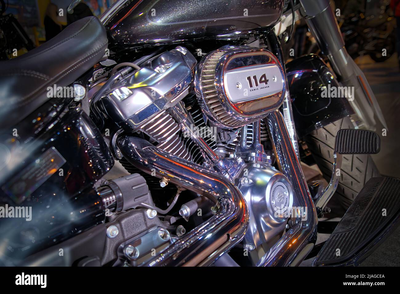 Gros plan du moteur Harley Davidson sur une moto modèle 114 à Braunschweig, Allemagne, 20 mars 2022. Banque D'Images