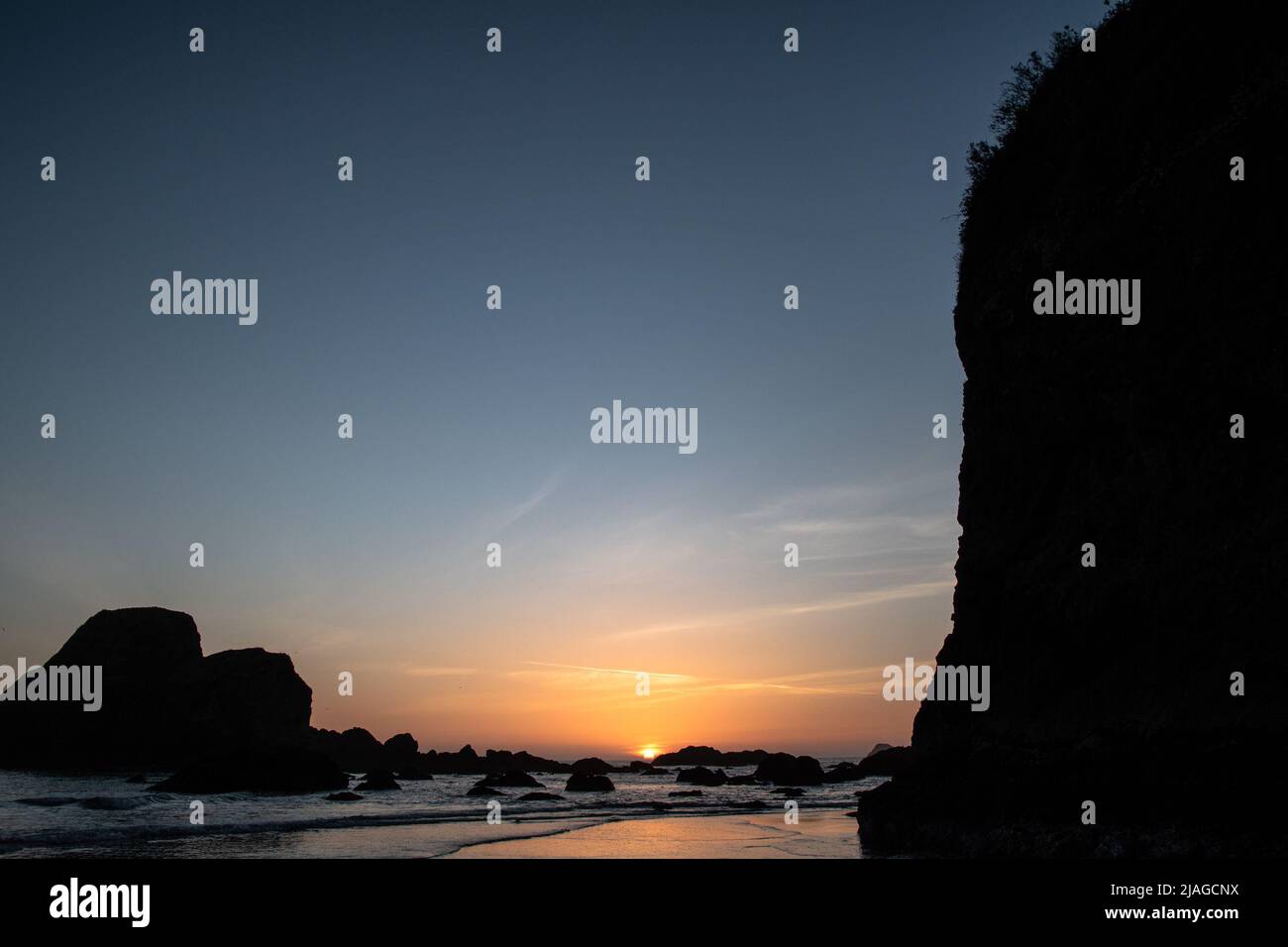 Le coucher du soleil le long de la côte californienne projette des ombres sur tout ce qui est en vue. Banque D'Images