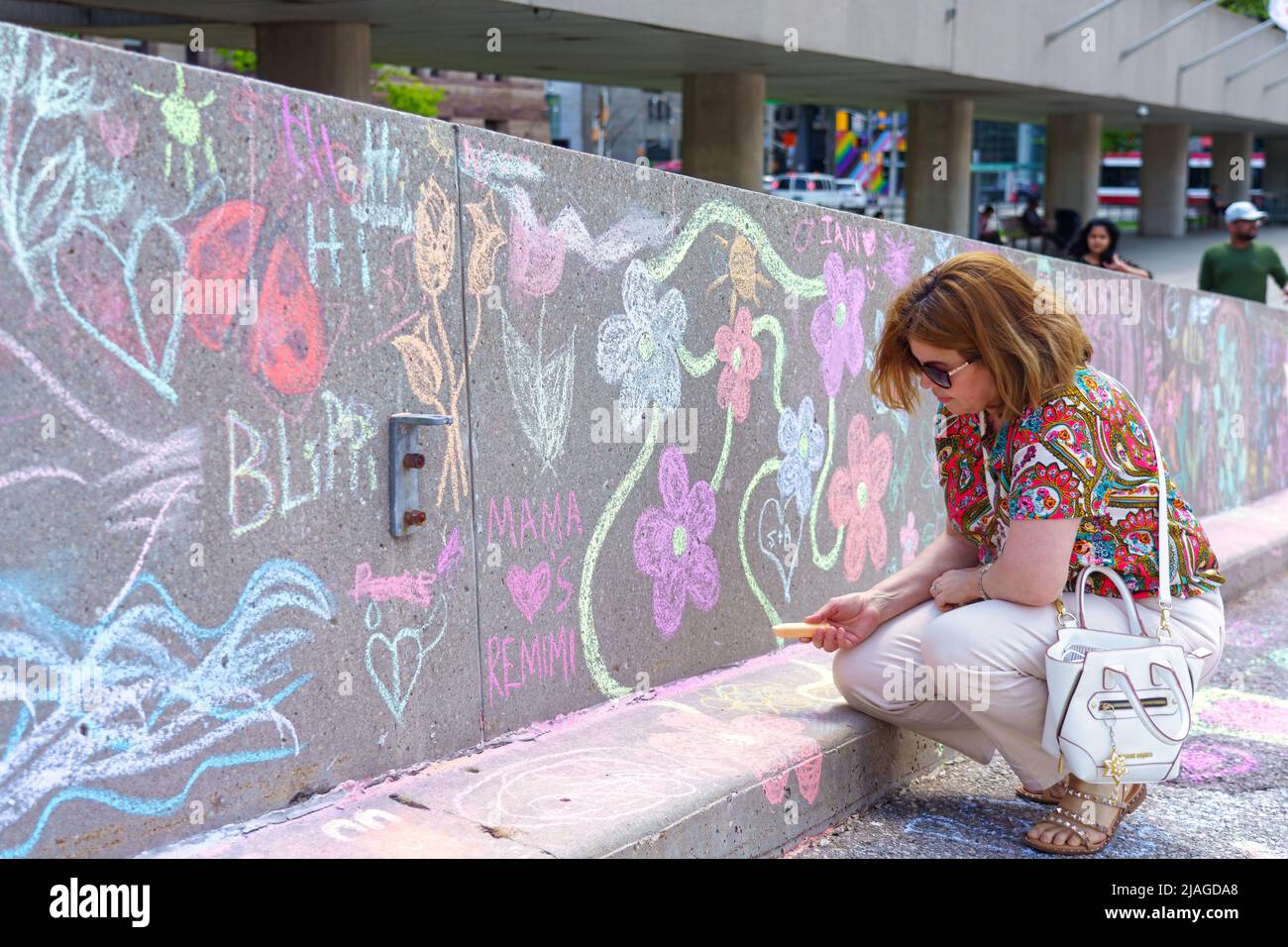 Une femme peint avec de la craie dans les zones extérieures de l'hôtel de ville de New. L'activité récréative inclusive fait partie du Open Doors Festival. Banque D'Images