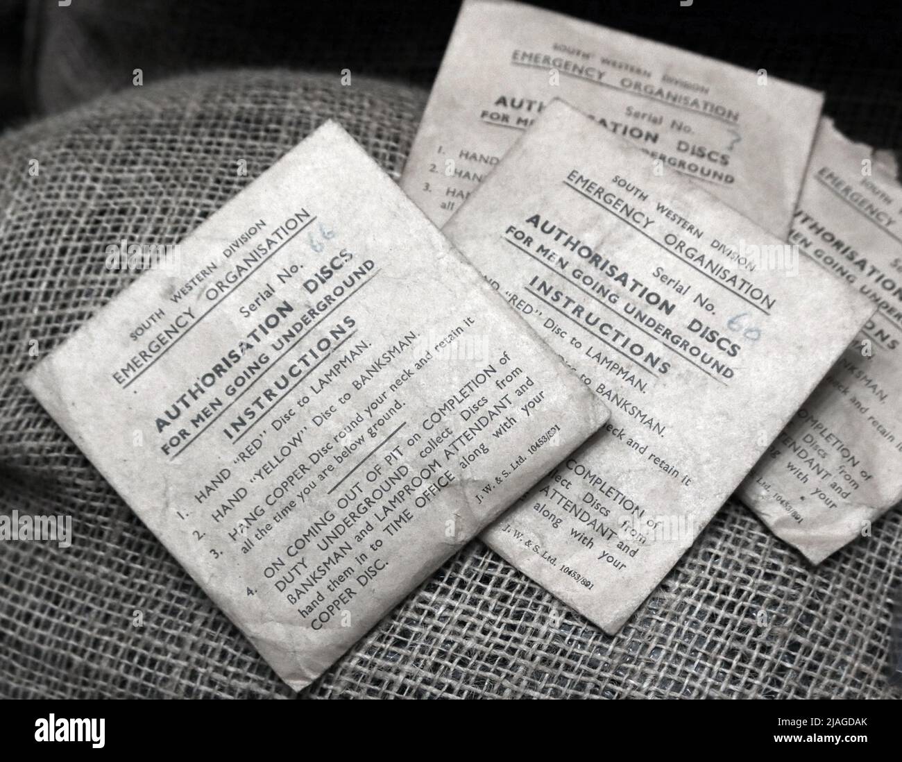 Anciens disques d'autorisation pour les hommes qui passent sous terre - enveloppes d'instructions, organisation d'urgence Banque D'Images