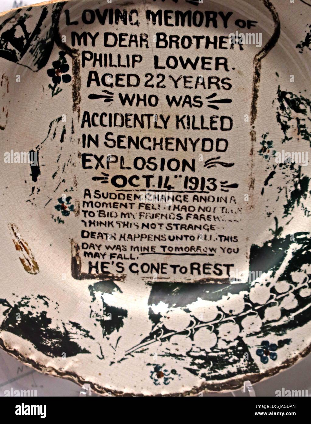 Memorial plate, Phillip Lower, âgé de 22 ans, qui a été accidentellement tué, dans l'explosion de Senchenydd, octobre 14th 1913 Banque D'Images