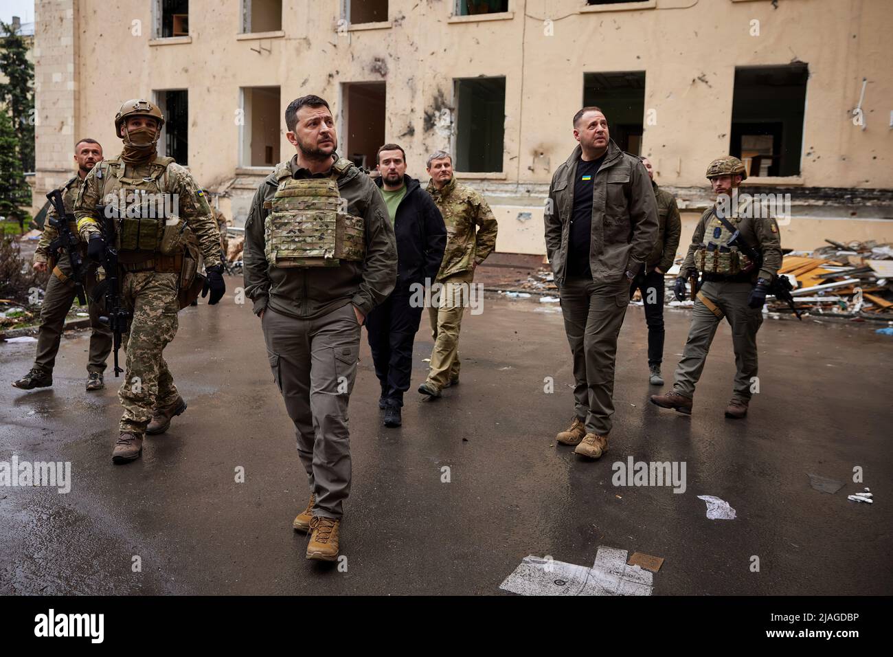 Le président ukrainien, Volodymyr Zelensky, s’est rendu aux postes de première ligne de l’armée ukrainienne au cours d’un voyage de travail dans la région de Kharkiv. Le chef de l'État s'est lui-même familiarisé avec la situation opérationnelle dans le domaine de responsabilité des unités concernées. Volodymyr Zelensky a remis des récompenses et des cadeaux d'État aux militaires et a parlé avec les défenseurs de l'Ukraine. « Je tiens à remercier chacun d'entre vous pour votre service. Vous risquez votre vie pour nous tous et pour notre état. Merci de défendre l'indépendance de l'Ukraine. Prenez soin de vous ! » Le Président a dit. Banque D'Images