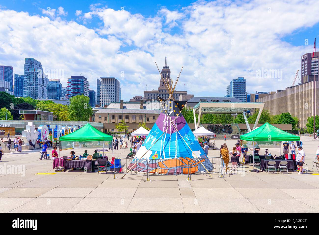 Une tente traditionnelle des Premières nations canadiennes est installée sur la place Nathan Phillips pendant le festival portes ouvertes. Banque D'Images