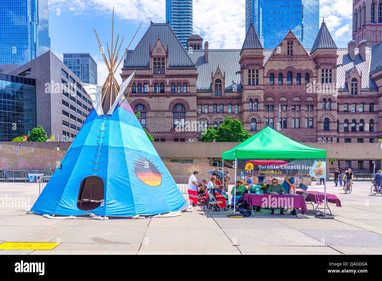 Une tente traditionnelle des Premières nations canadiennes est installée sur la place Nathan Phillips pendant le festival portes ouvertes. Banque D'Images