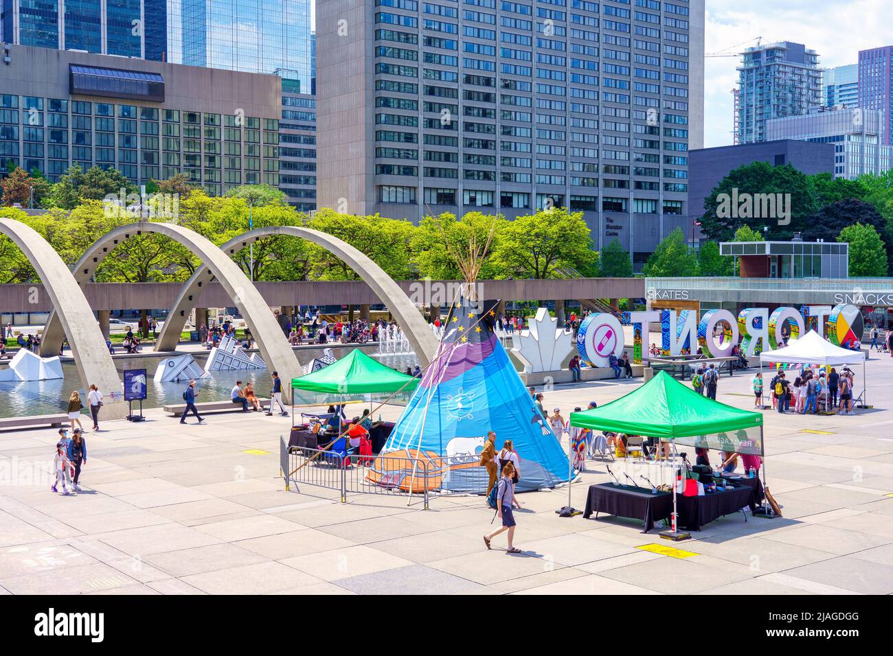 Une tente traditionnelle des Premières nations canadiennes est installée sur la place Nathan Phillips pendant le festival portes ouvertes. Banque D'Images