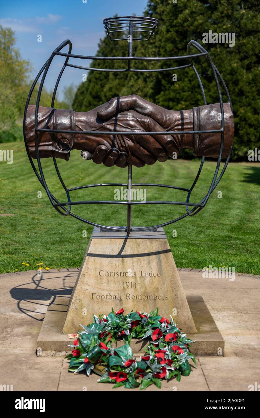Arboretum du mémorial national, Angleterre. Le Mémorial de la Trêve de Noël. Le football se souvient du jeu de football joué dans aucun homme terre pendant le Premier WO Banque D'Images