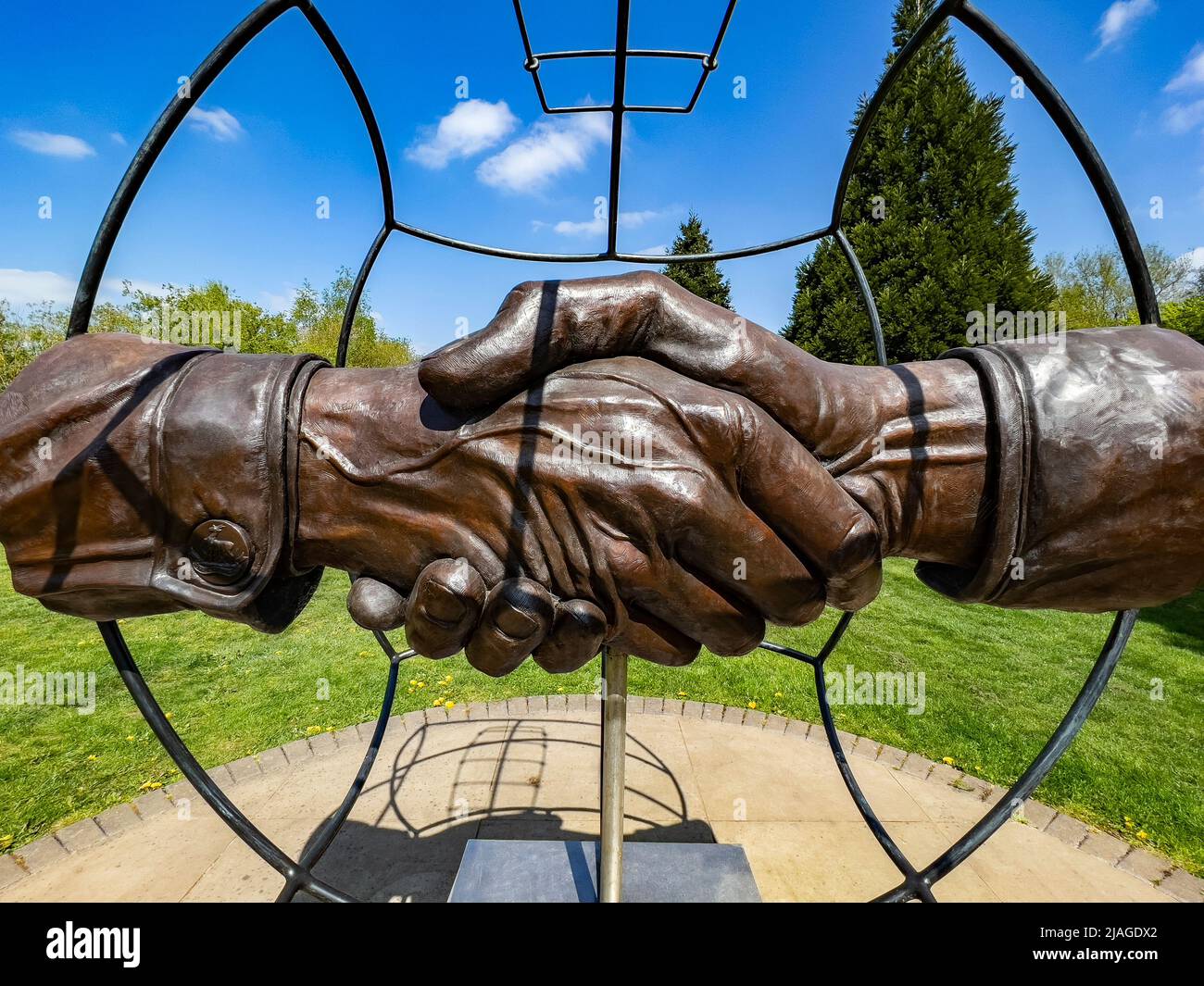 Arboretum du mémorial national, Angleterre. Le Mémorial de la Trêve de Noël. Le football se souvient du jeu de football joué dans aucun homme terre pendant le Premier WO Banque D'Images