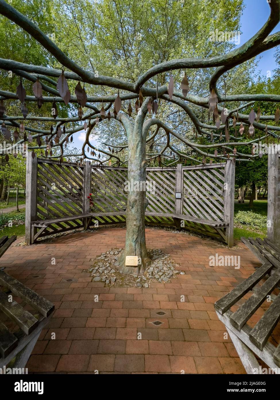 Un lieu de réflexion tranquille dans les vastes jardins de l'Arboretum National Memorial à Alrewas, près de Lichfield, Staffordshire dans le Royaume-Uni Banque D'Images